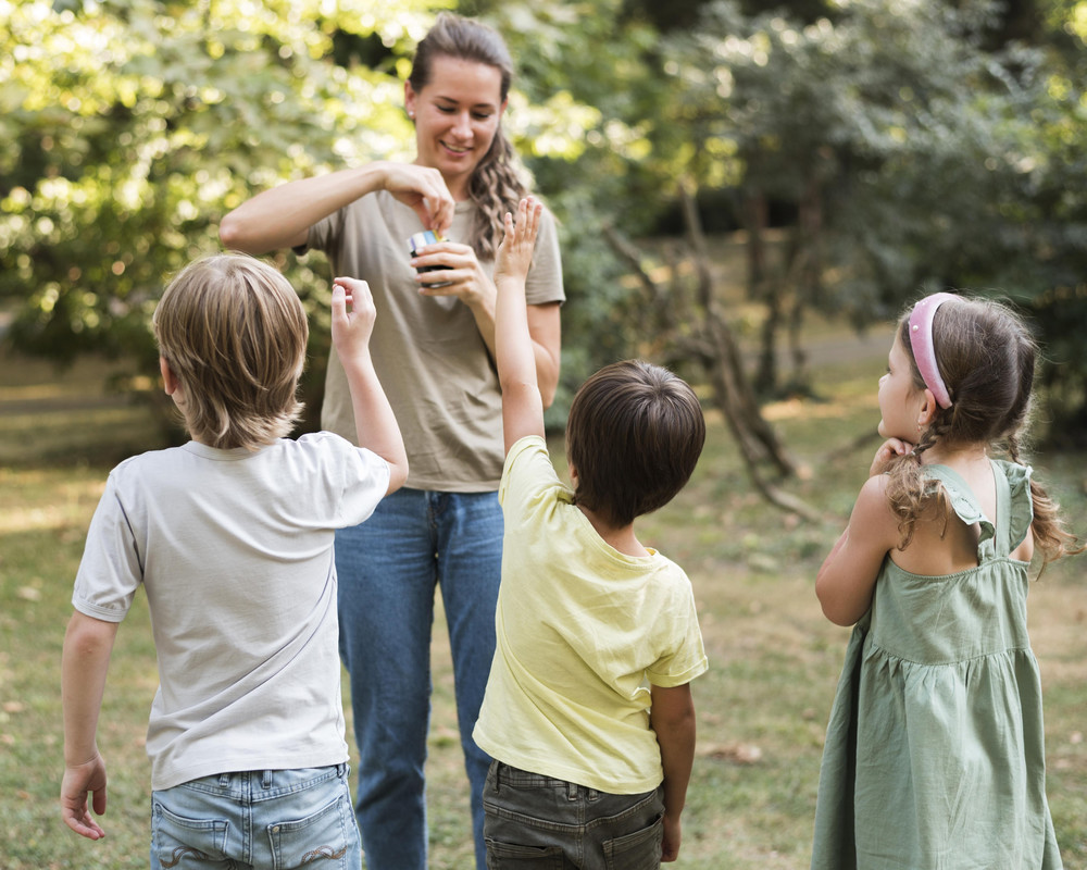 nauczyciel z dziećmi